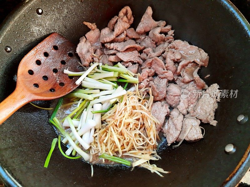 炒菜炒猪肉姜丝——食品准备。