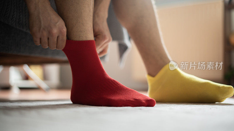 穿红袜子的男人