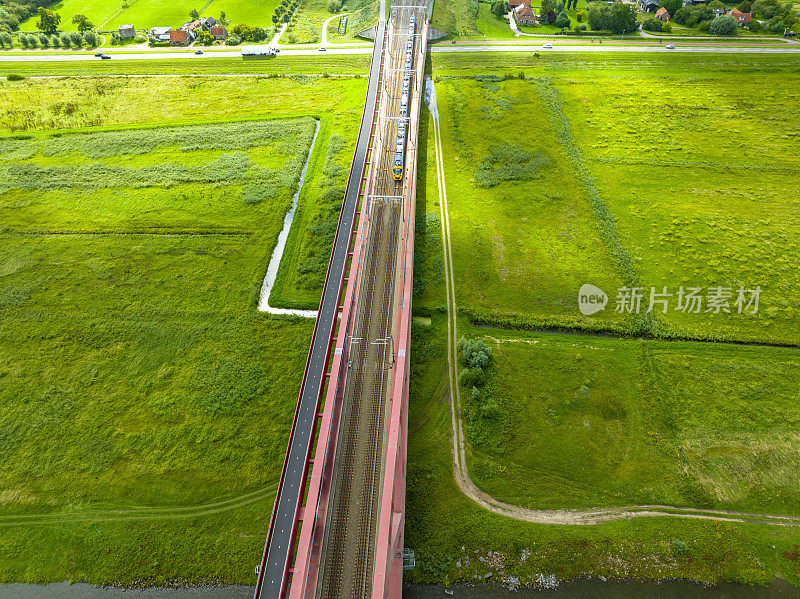 河上铁路桥上的铁轨和从上面看有火车经过的公路