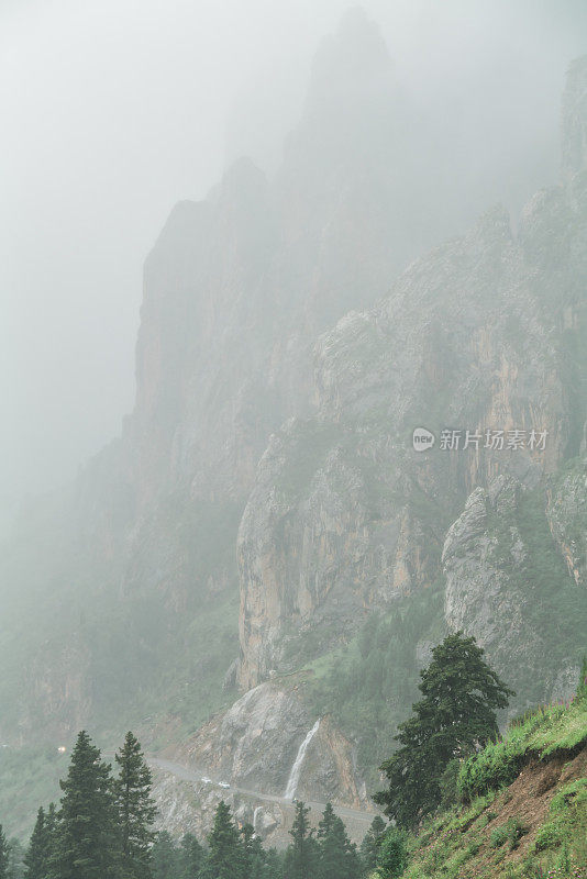 中国甘南扎加纳石山的神秘景观