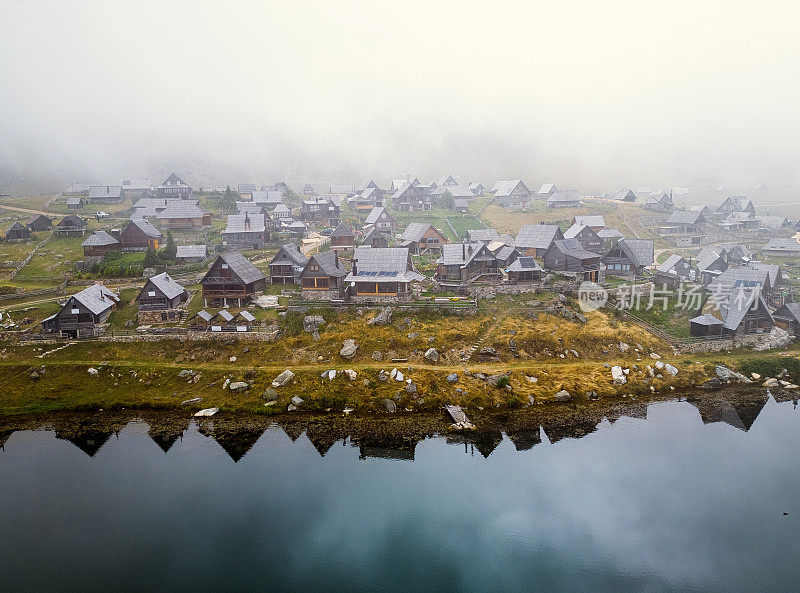 俯瞰山湖