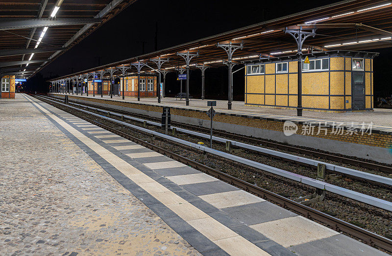 夜间的柏林格吕内瓦尔德地铁站