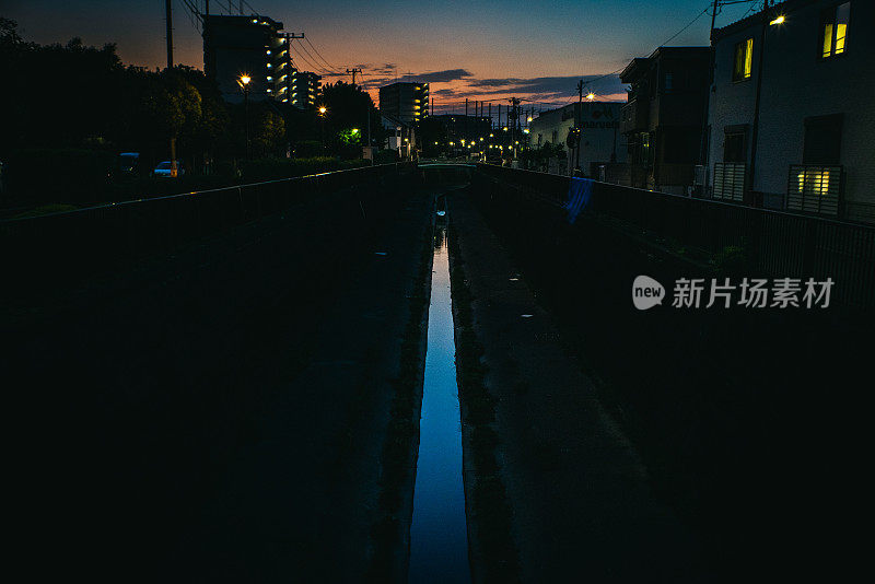 东京郊区的一条小河和夜景。