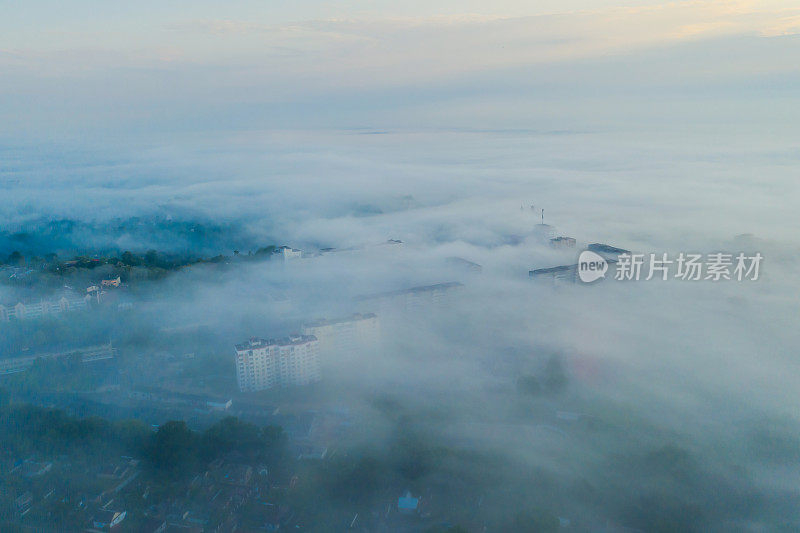 雾中的城市鸟瞰图。早晨的风景无人机摄影。可持续性。