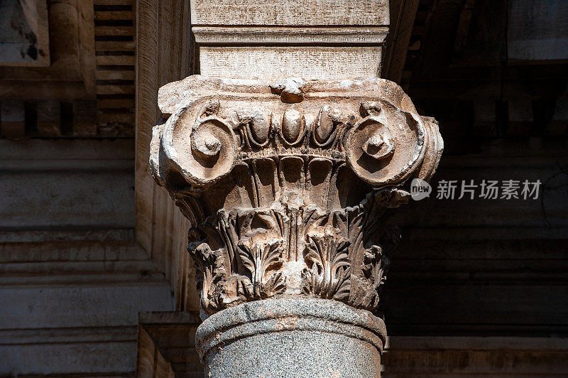 安塔利亚哈德良门的圆柱装饰