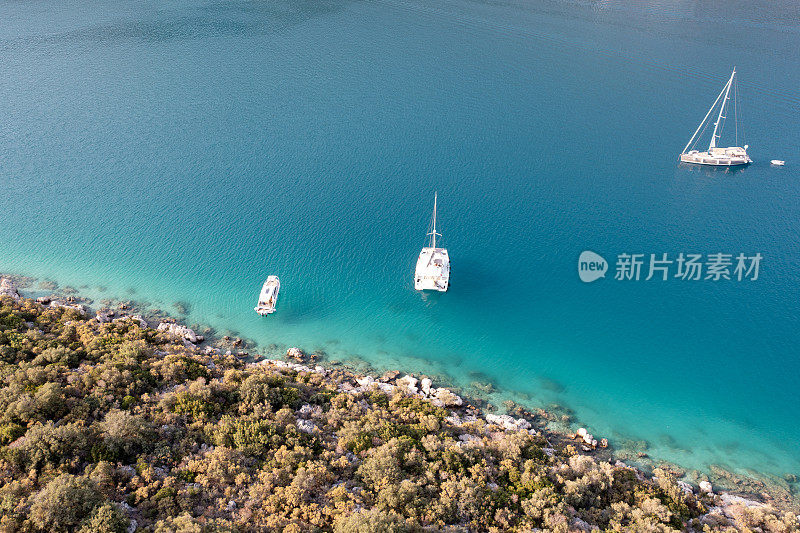 无人机拍摄的安塔利亚卡斯游艇锚地鸟瞰图