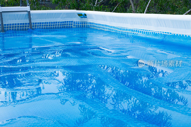 游泳池有太阳能薄膜覆盖池。
