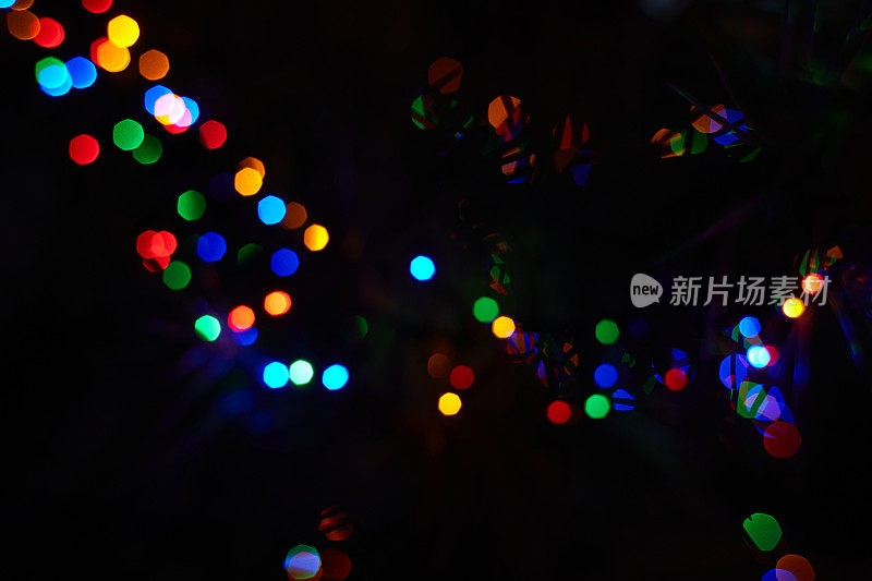 彩色模糊散景背景，闪闪发光，光效，派对。模糊的光抽象背景与散景散焦光。圣诞节的时候