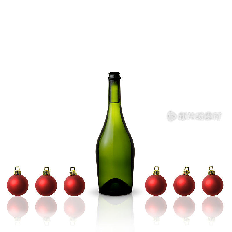 香槟瓶内衬圣诞饰品在白色的背景