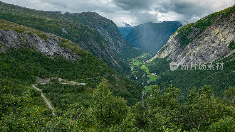 挪威Romsdal县的Eikesdalen附近非常陡峭的山谷