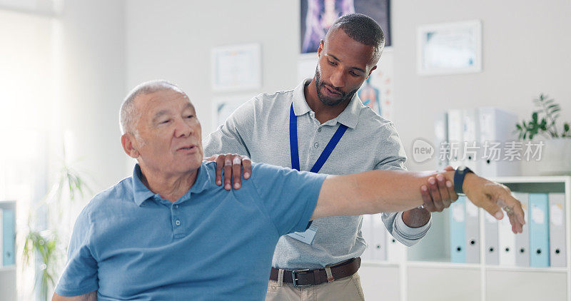 老年人，物理治疗师和手臂伸展训练的机动性在退休或康复，健康或受伤。老年人，肌肉支持和表现帮助，康复或咨询