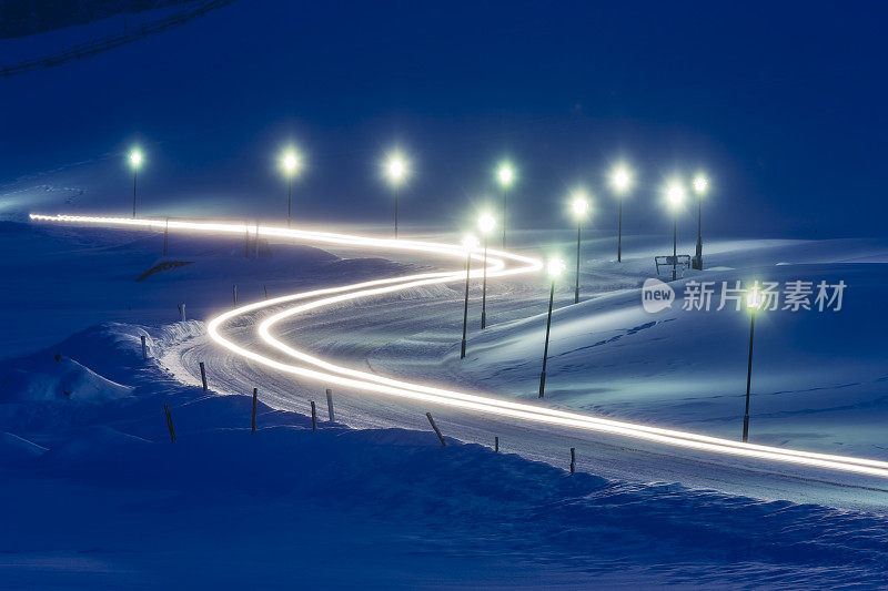 冬天，白雪覆盖的道路上的小路