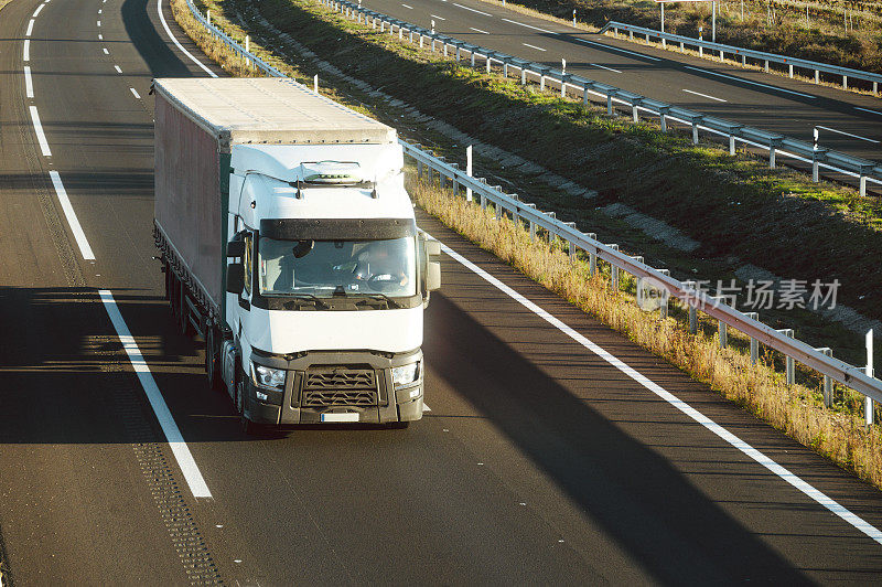 高速公路上的半挂车