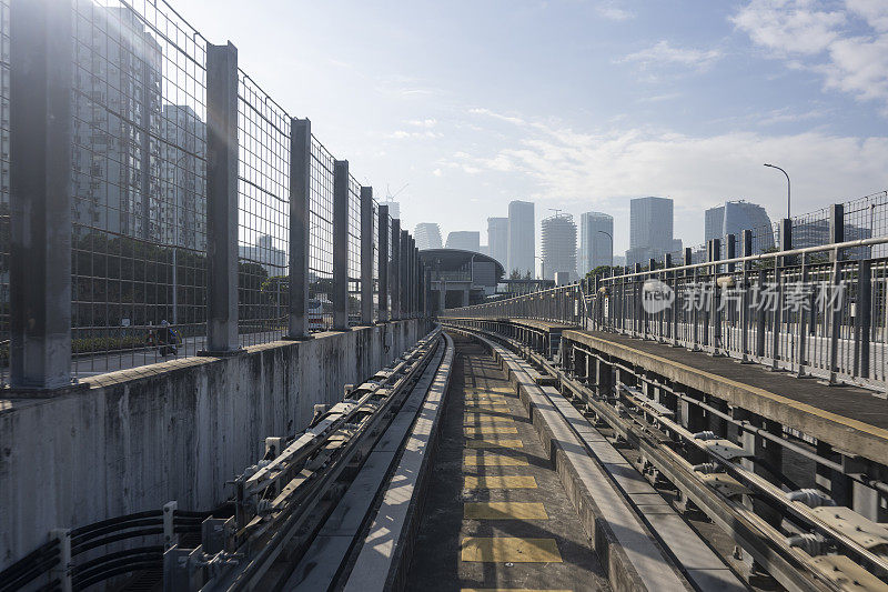 摩天大楼和城市高速列车的轨道照片