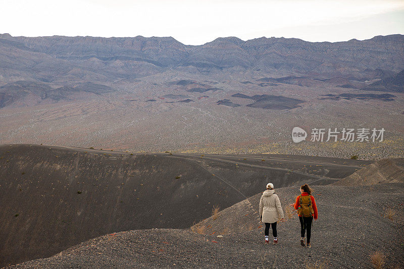 在美国加利福尼亚州死亡谷国家公园的乌贝赫比火山口边缘行走。