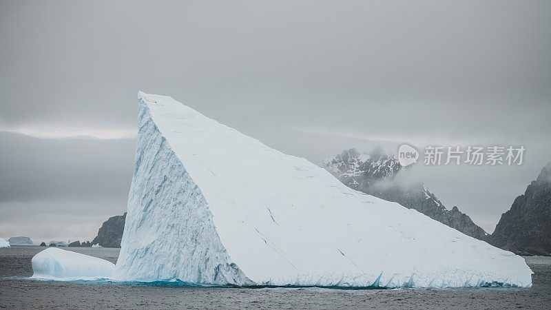 南极金字塔形冰山漂浮在南极海洋上