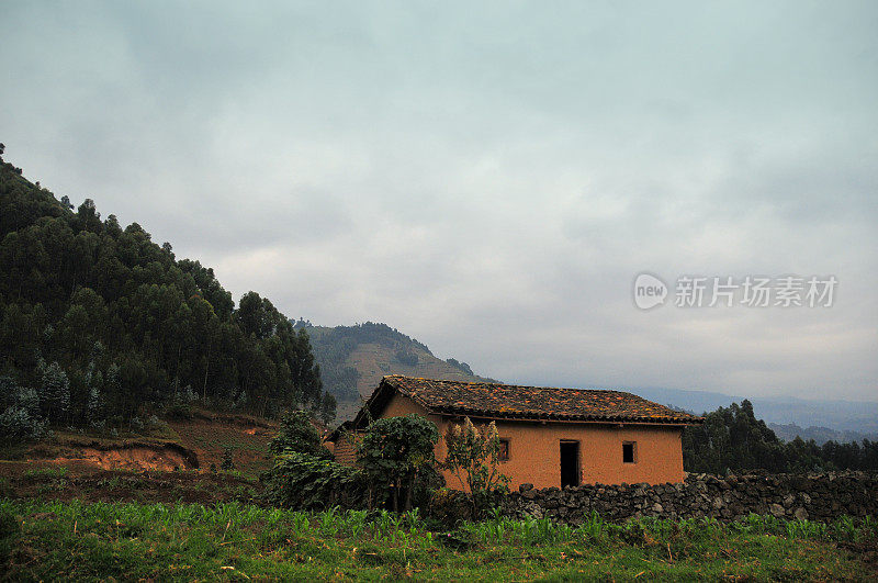土坯房，丘陵上的村庄，阴天，比扬加博，卢旺达