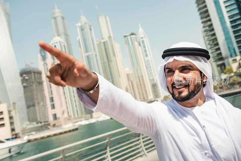 幸福的阿拉伯人在迪拜打手势