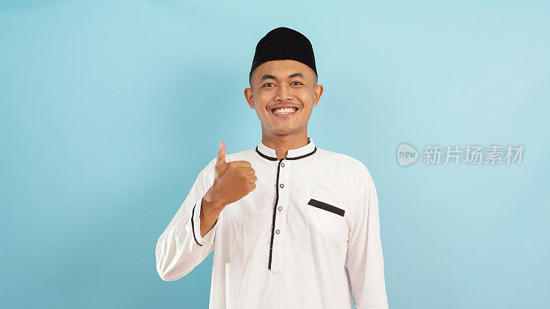 穆斯林男子微笑着竖起大拇指