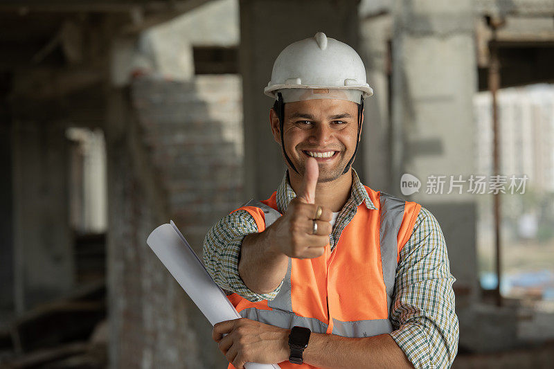 积极的男性建筑师在现场竖起大拇指