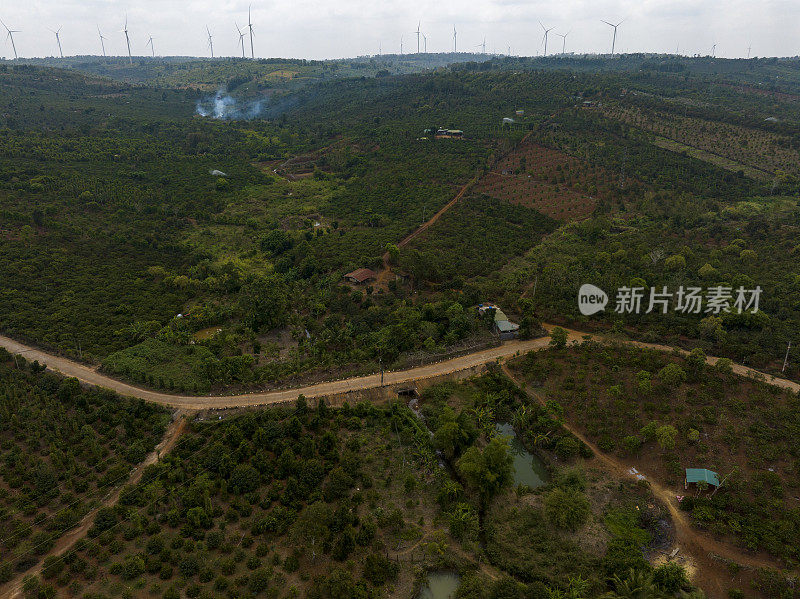 位于越南中部高地达克省一座小山上的风力发电厂