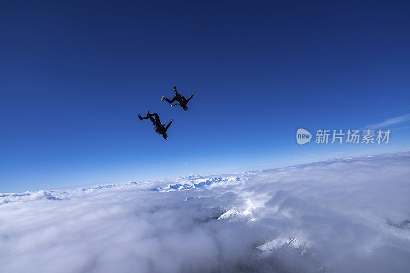 自由落体跳伞者在半空中面对面