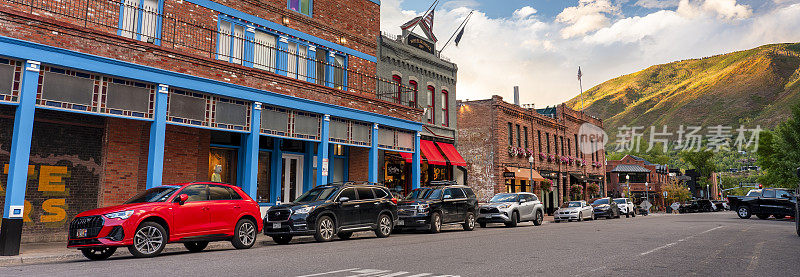阿斯彭是科罗拉多州历史悠久的度假小镇，零售商店和餐馆在市中心的主街全景