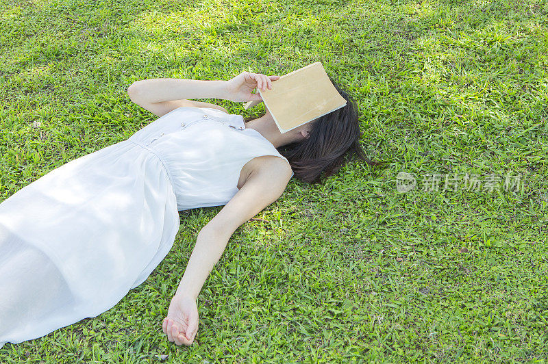 年轻女人躺在草地上睡觉