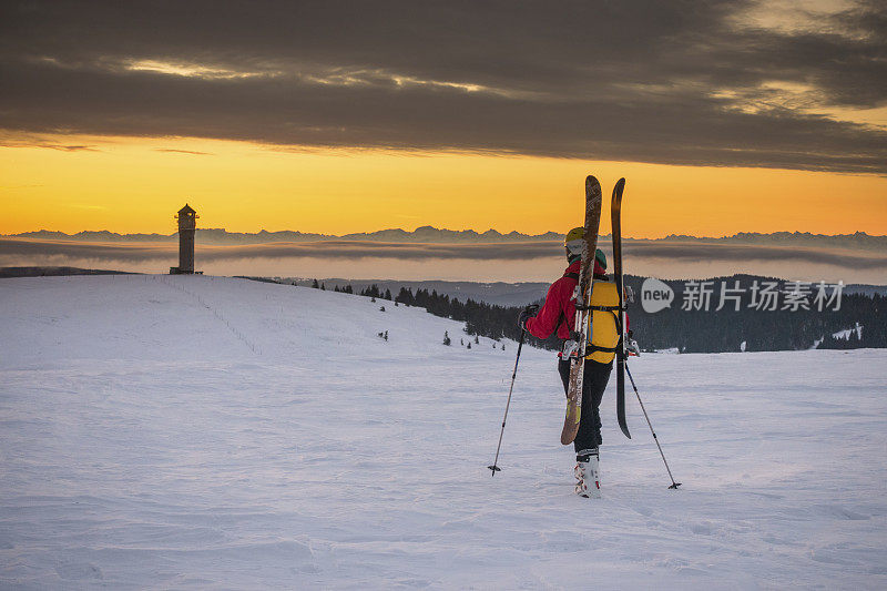 野外滑雪者在雪中走向山顶