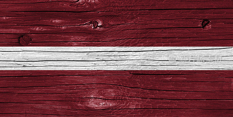 木头上的拉脱维亚国旗