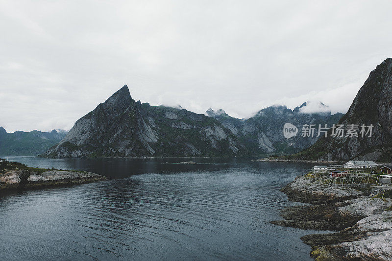 罗浮敦群岛北部喜怒无常的景观