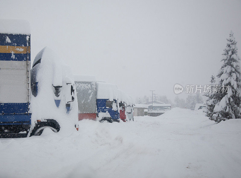 在雪景中停放的卡车