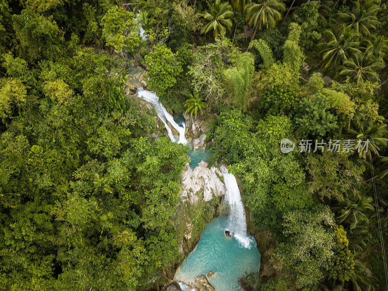 美丽的鸟瞰图的瀑布在菲律宾绿色和绿松石色，没有人自然旅游目的地概念无人机的观点