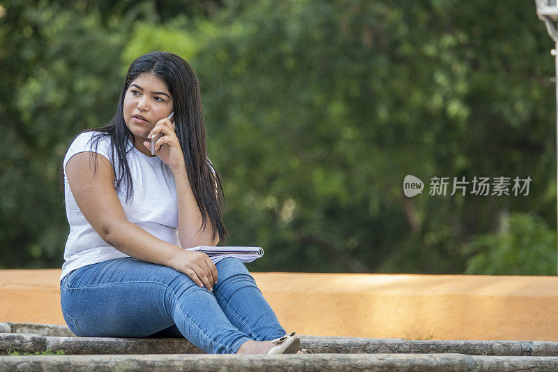 坐在外面楼梯上的女孩