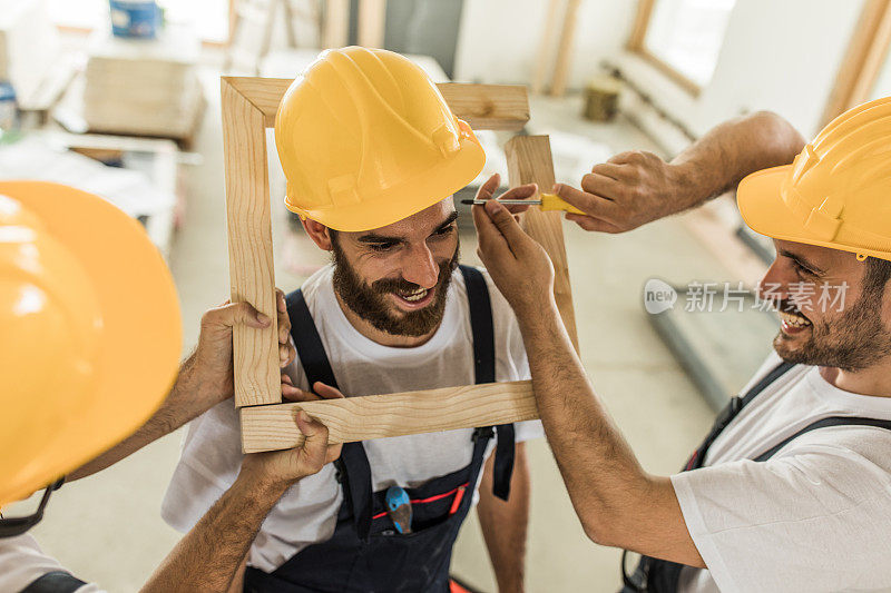 一群快乐的体力劳动者在建筑工地享受乐趣。