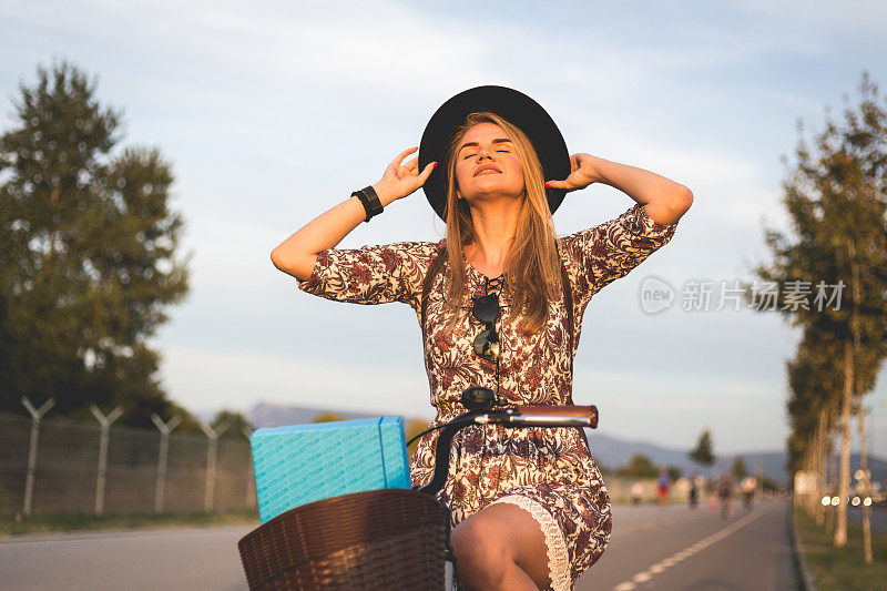 下班后骑自行车的金发女人