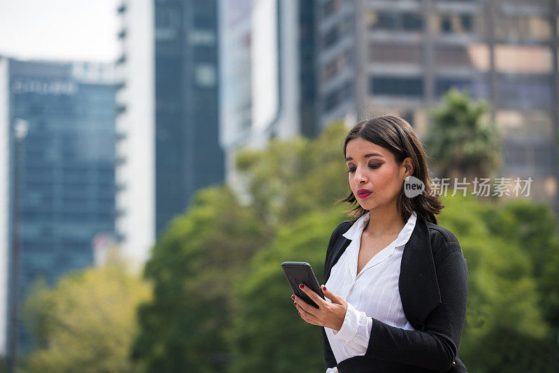 拉丁美洲的女商人正在搬家