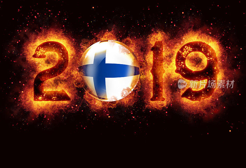 芬兰国旗在黑色背景上燃烧着2019年新年