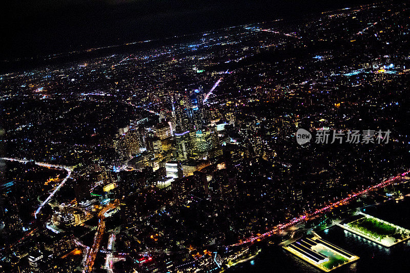 布鲁克林高地和长廊的夜间鸟瞰图，从一架直升飞机在东河上方拍摄