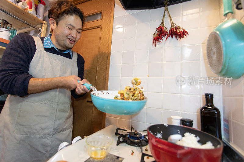 男人在家做饭