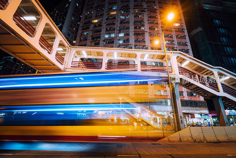 夜间行驶的公共汽车在城市中穿行