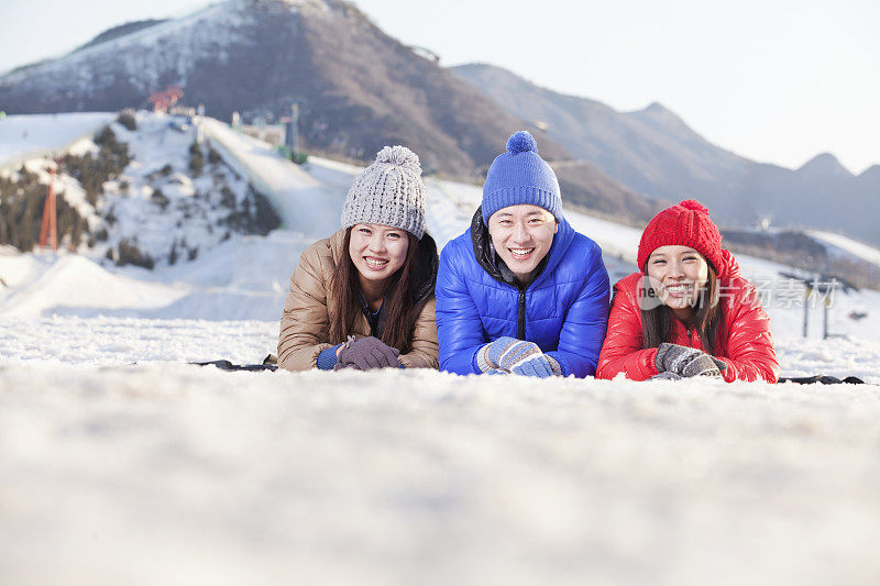 中国朋友躺在雪地里