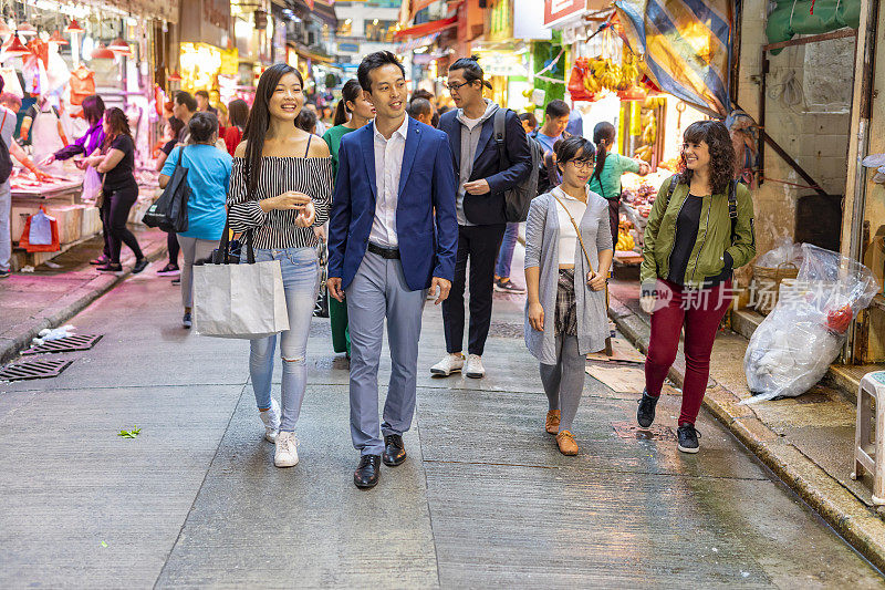 一群亚洲朋友在香港夜市购物