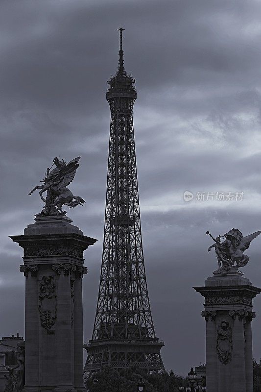 埃菲尔铁塔和亚历山大三世桥细节在戏剧性的黎明-巴黎，法国