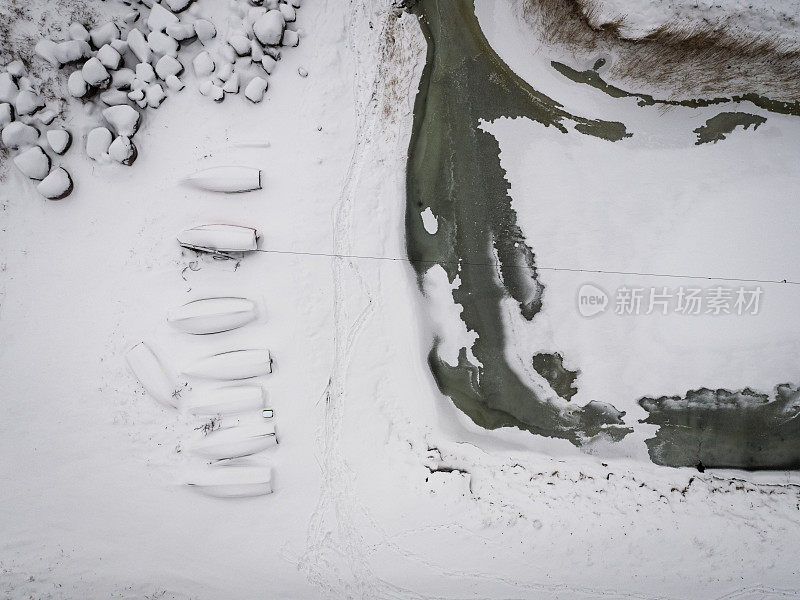 雪滩上的小船