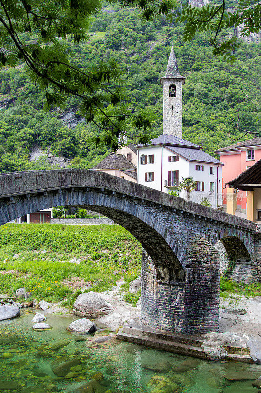 瑞士提契诺拉维扎拉山谷的比格纳斯科村，有圣洛可教堂和马贾河上的古老石桥