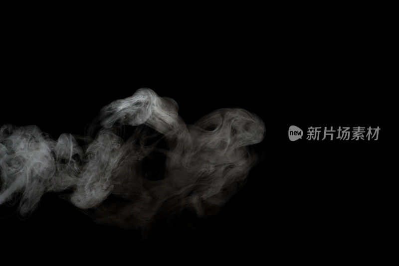 白色烟雾孤立在黑色背景上。