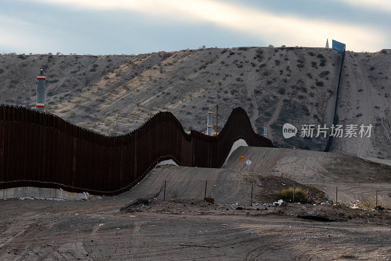 新墨西哥州桑兰公园和墨西哥奇瓦瓦州阿纳普拉港之间的美墨国际边界墙