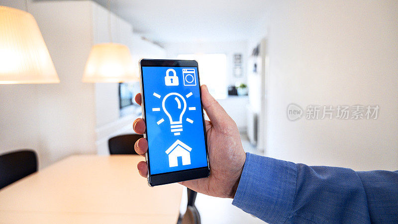 手机上的智能家居应用可以无线控制灯中的灯泡