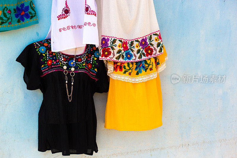 墨西哥:传统的彩色棉衬衫(特写)